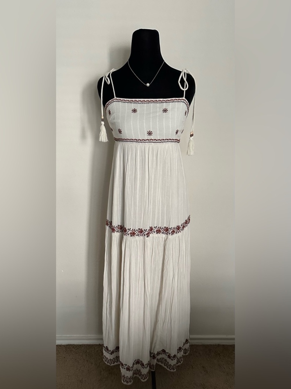 American Eagle Outfitters Cream Maxi Dress with Mauve Floral Trim - Picture 2 of 16